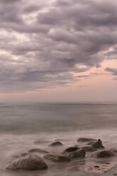 Neuseeland, Südinsel, Tasman, Kahurangi Point, Abenddämmerung am Strand - SHF001515