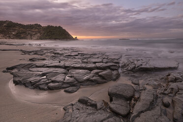 Neuseeland, Südinsel, Asman, Kahurangi Point, Abenddämmerung am Strand - SHF001518