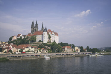 Germany, Saxony, Meissen, Albrechtsburg castle with twin towers of cathedral in background - ELF001115