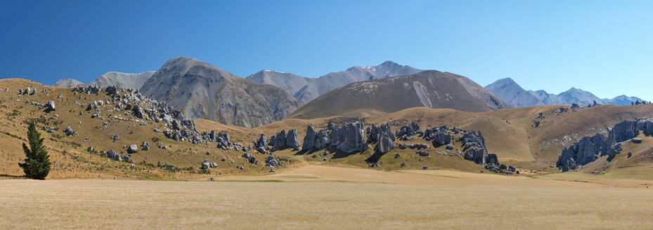 Neuseeland, Südinsel, Kalksteinfelsen von Castle Hill und die Craigieburn Range im Hochland - SHF001556