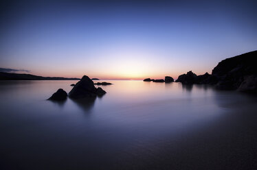 Spanien, Menorca, Sonnenuntergang am Playa de Cavalleria - SMAF000214