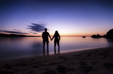Spanien, Menorca, Pärchen bei Sonnenuntergang am Playa de Cavalleria - SMAF000216