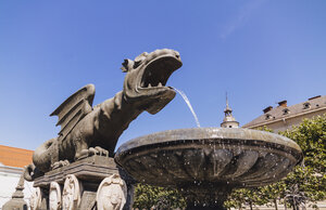 Österreich, Kärnten, Klagenfurt, Blick auf den Lindwurmbrunnen - MBEF001103