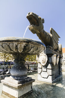 Österreich, Kärnten, Klagenfurt, Blick auf den Lindwurmbrunnen - MBEF001063