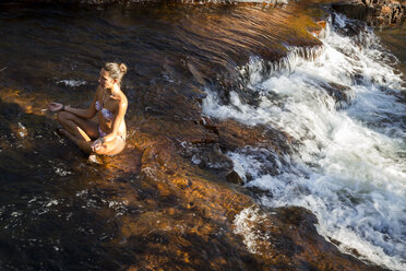 Australien, Litchfield National Park, Frau entspannt am Buley Rockhole - MBEF001072