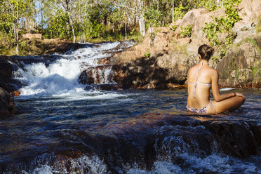 Australien, Litchfield National Park, Frau entspannt am Buley Rockhole - MBEF001074