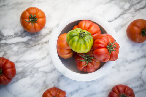 Marinda-Tomaten in Bol auf Marmorteller - LVF001511