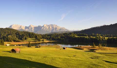 Deutschland, Bayern, Oberbayern, Werdenfelser Land, Krün, Geroldsee, im Hintergrund das Karwendelgebirge, lizenzfreies Stockfoto