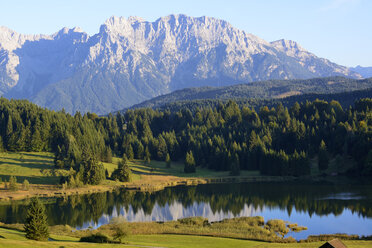 Germany, Bavaria, Upper Bavaria, Werdenfelser Land, Kruen, Lake Geroldsee, in background the Karwendel mountains - LHF000348