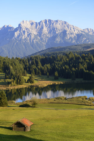 Deutschland, Bayern, Oberbayern, Werdenfelser Land, Krün, Geroldsee, im Hintergrund das Karwendelgebirge, lizenzfreies Stockfoto