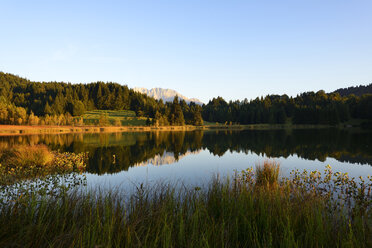 Deutschland, Bayern, Oberbayern, Werdenfelser Land, Krün, Geroldsee, im Hintergrund das Karwendelgebirge - LHF000350