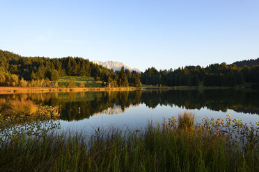 Germany, Bavaria, Upper Bavaria, Werdenfelser Land, Kruen, Lake Geroldsee, in background the Karwendel mountains - LHF000350