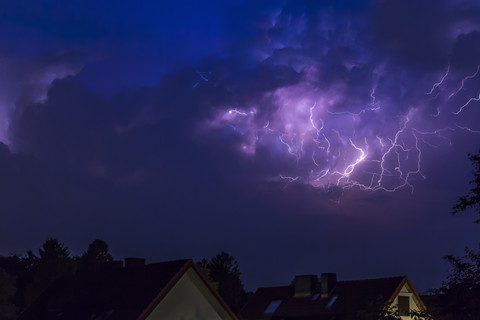 Deutschland, Hamburg, dramatischer Nachthimmel bei schwerem Gewitter, lizenzfreies Stockfoto