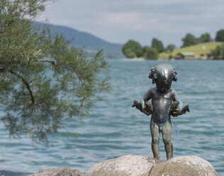 Deutschland, Bayern, Rottach-Egern, Bronzeskulptur am Ufer des Tegernsees - HLF000611