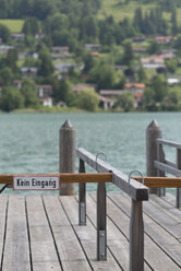 Germany, Bavaria, Rottach-Egern, Tegernsee, barrier with 'No Entrace' sign on jetty - HLF000612