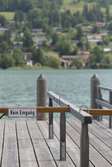 Deutschland, Bayern, Rottach-Egern, Tegernsee, Schranke mit 