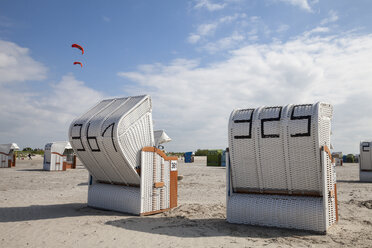 Deutschland, Niedersachsen, Ostfriesland Norddeich, Strandkörbe mit Kapuze - WIF000873