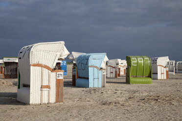 Deutschland, Niedersachsen, Ostfriesland Norddeich, Strandkörbe mit Kapuze - WIF000874