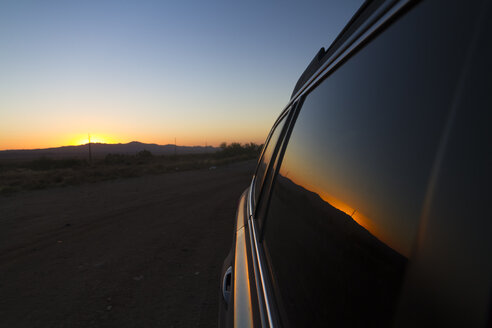 USA, Arizona, Spiegelung der Dämmerung im Autofenster - MBEF001098