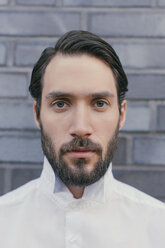 Portrait of young bearded man wearing white shirt - MFF001141