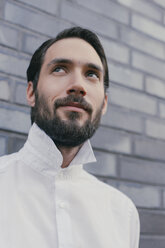 Porträt eines jungen bärtigen Mannes mit weißem Hemd - MFF001142