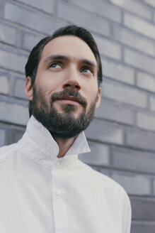 Portrait of young bearded man wearing white shirt - MFF001142