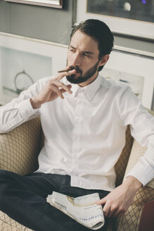 Porträt eines jungen Mannes, der Zigarillo raucht - MFF001147
