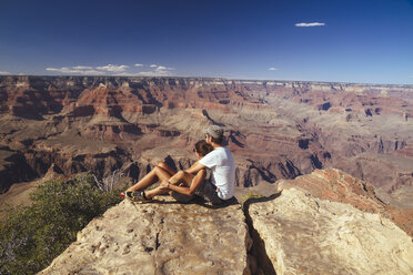 USA, Arizona, Paar genießt die Aussicht auf den Grand Canyon - MBEF001080
