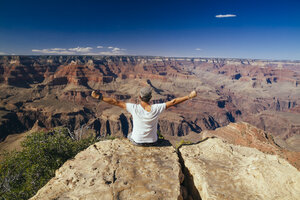 USA, Arizona, Mann genießt die Aussicht auf den Grand Canyon, Rückansicht - MBEF001081