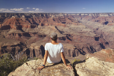 USA, Arizona, Mann genießt die Aussicht auf den Grand Canyon, Rückansicht - MBEF001100