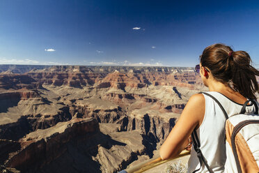 USA, Arizona, junge Frau genießt die Aussicht auf den Grand Canyon - MBEF001083