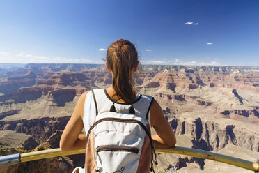USA, Arizona, junge Frau genießt die Aussicht auf den Grand Canyon, Rückansicht - MBEF001084
