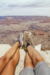 USA, Arizona, Paar genießt die Aussicht auf den Grand Canyon, Teilansicht - MBEF001102