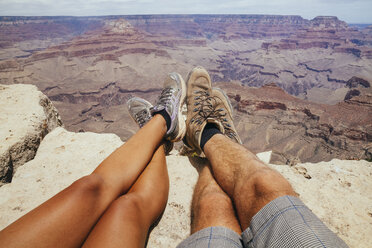 USA, Arizona, Paar genießt die Aussicht auf den Grand Canyon, Teilansicht - MBEF001085