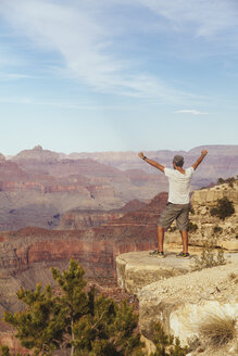 USA, Arizona, Mann genießt die Aussicht auf den Grand Canyon, Rückansicht - MBEF001086