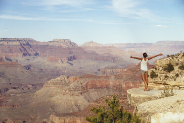 USA, Arizona, Frau genießt die Aussicht auf den Grand Canyon, Rückansicht - MBEF001088