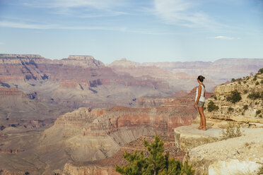 USA, Arizona, Frau genießt die Aussicht auf den Grand Canyon, Rückansicht - MBEF001089