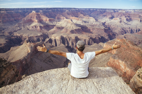 USA, Arizona, Mann genießt die Aussicht auf den Grand Canyon, Rückansicht - MBEF001090