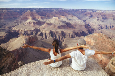 USA, Arizona, Paar genießt die Aussicht auf den Grand Canyon, Rückansicht - MBEF001091