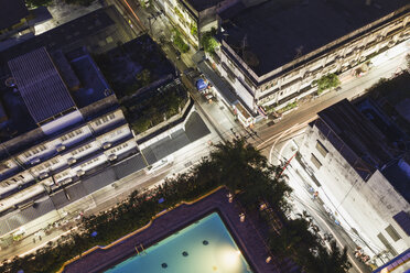 Thailand, Bangkok, Luftaufnahme der Straßen und des Schwimmbads bei Nacht - MBEF001095