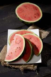 In Scheiben geschnittene Wassermelone auf dem Teller - MAEF008683
