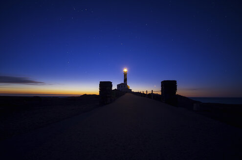 Spanien, Balearische Inseln, Menorca, Cap de Cavalleria, Leuchtturm bei Sonnenaufgang - SMA000217