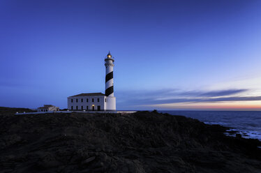 Spanien, Balearische Inseln, Menorca, Cap de Cavalleria, Leuchtturm bei Sonnenaufgang - SMAF000220