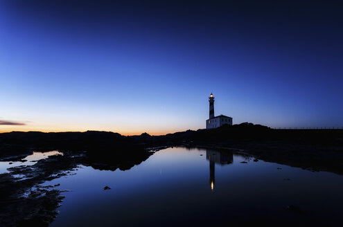 Spanien, Balearische Inseln, Menorca, Cap de Cavalleria, Leuchtturm bei Sonnenaufgang - SMAF000221