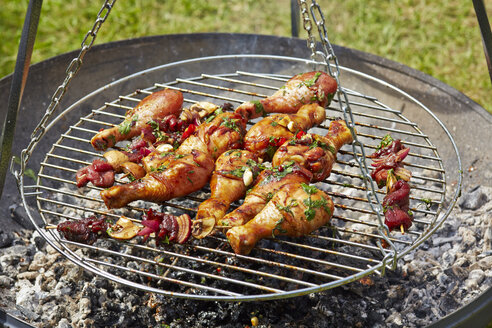 Deutschland, Marinierte Hähnchenchips mit Teriyaki-Sauce auf dem Grill - AKF000395