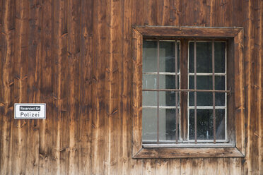 Germany, Bavaria, Rottach-Egern, wooden house front and police sign - HLF000625