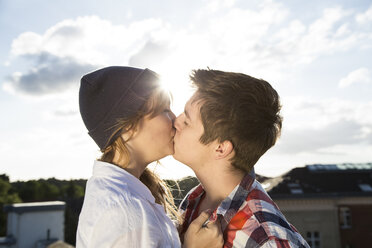 Teenagerpaar küsst sich im Freien - FKF000585