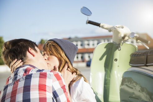 Teenagerpaar küsst sich im Freien - FKF000588