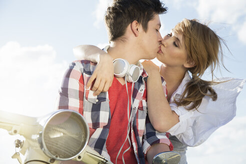Teenagerpaar küsst sich auf Motorroller - FKF000599