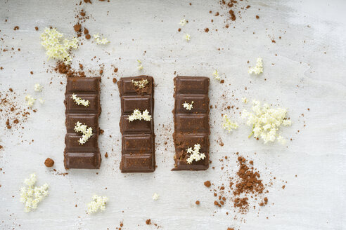 Hausgemachte vegane Schokolade mit Holundersirup und Holunderblüten - MYF000476